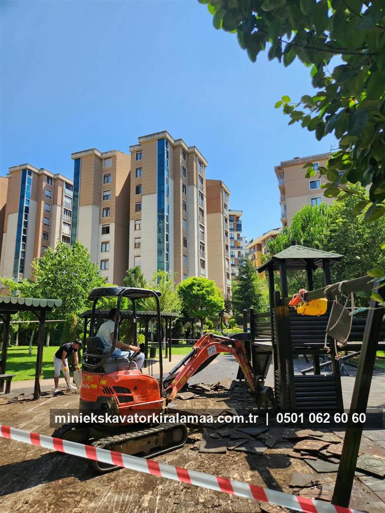 Çekmeköy kiralık mini ekskavatör ile park kauçuk zemin sökümü