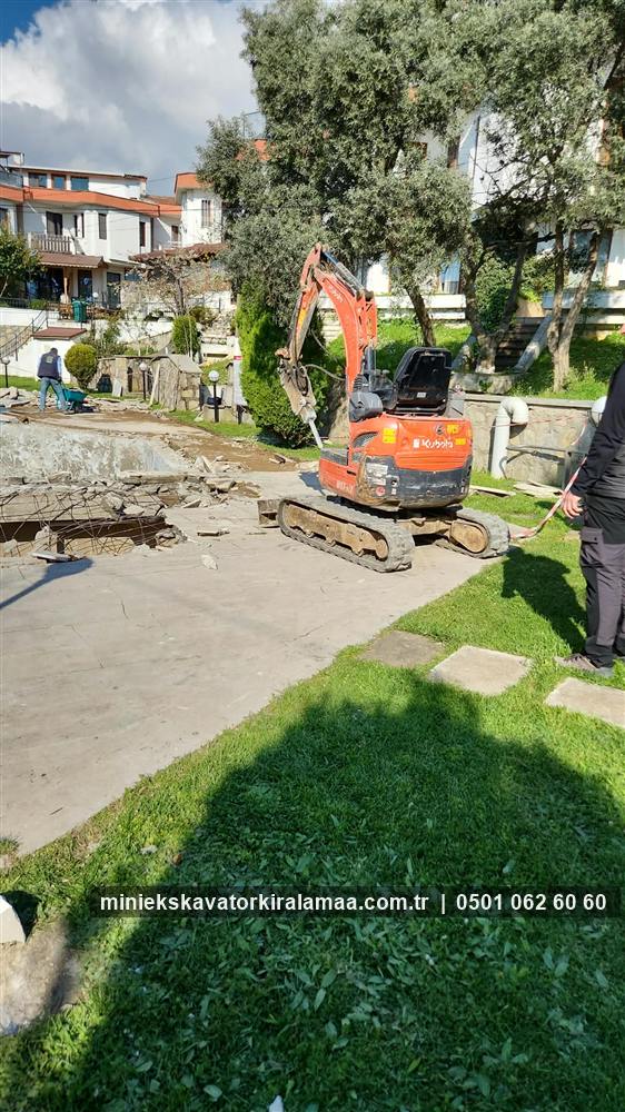 Mini ekskavatör ile bahçe zemin kırımı